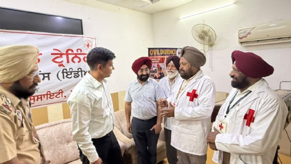 ਰੈੱਡ ਕਰਾਸ ਸੋਸਾਇਟੀ ਦੇ ਮੈਂਬਰ ਡੀ.ਸੀ. ਡਾ. ਹਿਮਾਂਸ਼ੂ ਅਗਰਵਾਲ ਨਾਲ ਗੱਲਬਾਤ ਕਰਦੇ ਹੋਏ। ਰੈੱਡ ਕਰਾਸ ਸੋਸਾਇਟੀ ਦੇ ਮੈਂਬਰ ਡੀ.ਸੀ. ਡਾ. ਹਿਮਾਂਸ਼ੂ ਅਗਰਵਾਲ ਨਾਲ ਗੱਲਬਾਤ ਕਰਦੇ ਹੋਏ।