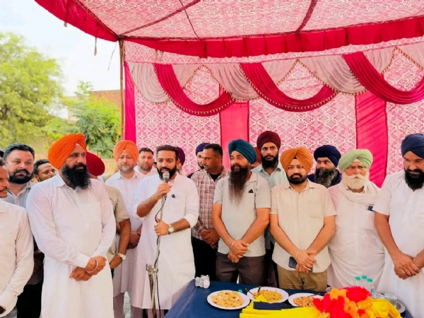 ਚੇਅਰਮੈਨ ਜੋਬਨ ਰੰਧਾਵਾ ਪਿੰਡ ਵਾਸੀਆਂ ਨੂੰ ਸੰਬੋਧਨ ਕਰਦੇ ਹੋਏ। ਚੇਅਰਮੈਨ ਜੋਬਨ ਰੰਧਾਵਾ ਪਿੰਡ ਵਾਸੀਆਂ ਨੂੰ ਸੰਬੋਧਨ ਕਰਦੇ ਹੋਏ।