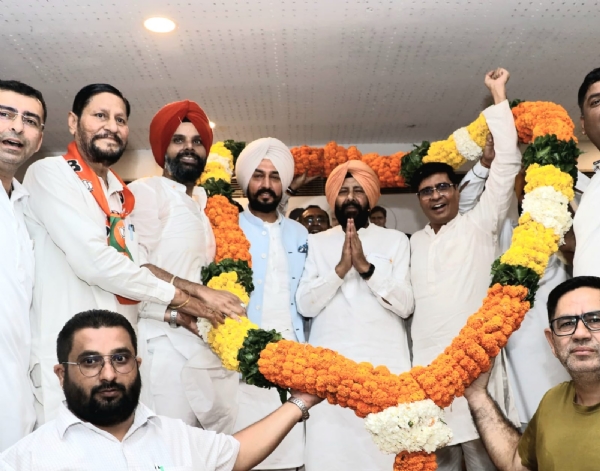 ਭਾਜਪਾ ਵਰਕਰ ਮਿਲਣੀ ਦੌਰਾਨ ਪੰਜਾਬ ਭਾਜਪਾ ਪ੍ਰਧਾਨ ਕੇਵਲ ਸਿੰਘ ਢਿੱਲੋਂ ਨੂੰ ਸਨਮਾਨਿਤ ਕਰਦੇ ਹੋਏ ਸੀਨੀਅਰ ਆਗੂ। ਭਾਜਪਾ ਵਰਕਰ ਮਿਲਣੀ ਦੌਰਾਨ ਪੰਜਾਬ ਭਾਜਪਾ ਪ੍ਰਧਾਨ ਕੇਵਲ ਸਿੰਘ ਢਿੱਲੋਂ ਨੂੰ ਸਨਮਾਨਿਤ ਕਰਦੇ ਹੋਏ ਸੀਨੀਅਰ ਆਗੂ।