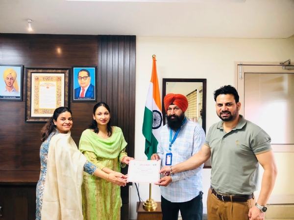 ਬੀ.ਐੱਲ.ਓ ਜਗਤਾਰ ਸਿੰਘ ਦਾ ਸਨਮਾਨ ਕਰਦੇ ਹੋਏ ਡਿਪਟੀ ਕਮਿਸ਼ਨਰ ਕੋਮਲ ਮਿੱਤਲ ਬੀ.ਐੱਲ.ਓ ਜਗਤਾਰ ਸਿੰਘ ਦਾ ਸਨਮਾਨ ਕਰਦੇ ਹੋਏ ਡਿਪਟੀ ਕਮਿਸ਼ਨਰ ਕੋਮਲ ਮਿੱਤਲ