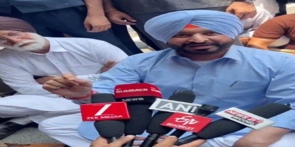 ਮੋਗਾ ਥਾਣਾ ਹਮਲੇ ਦਾ ਜਾਇਜ਼ਾ ਲੈਣ ਪਹੁੰਚੇ ਰਵਨੀਤ ਬਿੱਟੂ ਨੂੰ ਪੁਲਿਸ ਨੇ ਰੋਕਿਆ, ਸੜਕ ’ਤੇ ਦਿੱਤਾ ਧਰਨਾ
