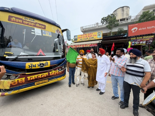ਬੱਸ ਰਵਾਨਾ ਕਰਦੇ ਹੋਏ ਵਿਧਾਇਕ ਸ਼ੈਰੀ ਕਲਸੀ ਤੇ ਹੋਰ। ਬੱਸ ਰਵਾਨਾ ਕਰਦੇ ਹੋਏ ਵਿਧਾਇਕ ਸ਼ੈਰੀ ਕਲਸੀ ਤੇ ਹੋਰ।