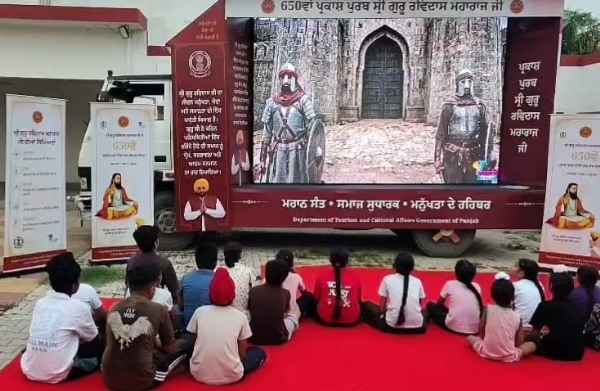 ਡਾਕੂਮੈਂਟਰੀ ਸ਼ੋਅ ਦੇਖਦੇ ਹੋਏ ਬੱਚੇ। ਡਾਕੂਮੈਂਟਰੀ ਸ਼ੋਅ ਦੇਖਦੇ ਹੋਏ ਬੱਚੇ।