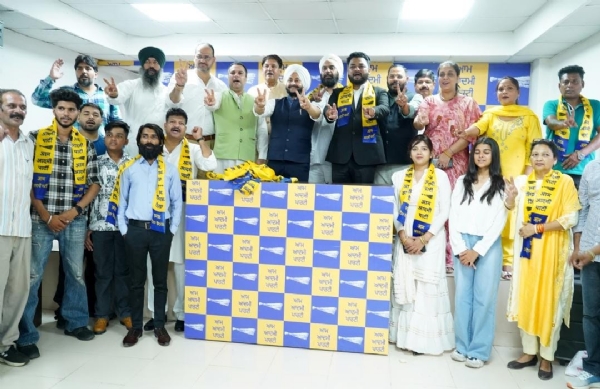ਆਮ ਆਦਮੀ ਪਾਰਟੀ ਦੇ ਚੰਡੀਗੜ੍ਹ ਇੰਚਾਰਜ ਜਰਨੈਲ ਸਿੰਘ ਦੀ ਮੌਜੂਦਗੀ ਵਿੱਚ ਆਪ ’ਚ ਸ਼ਾਮਲ ਹੁੰਦੇ ਹੋਏ ਵਿਵੇਕ ਹੰਸ ਗਰਚਾ ਤੇ ਹੋਰ।