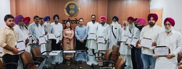 ਬੂਥ ਲੈਵਲ ਏਜੰਟਾਂ ਨੂੰ ਪ੍ਰਸ਼ੰਸਾ ਪੱਤਰ ਦੇ ਕੇ ਕੀਤਾ ਸਨਮਾਨਿਤ ਕਰਦੇ ਹੋਏ ਜ਼ਿਲ੍ਹਾ ਚੋਣ ਅਫ਼ਸਰ ਕੇਸ਼ਵ ਗੋਇਲ।