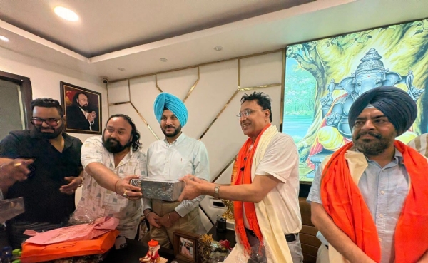 ਵਿਧਾਇਕ ਡਾ. ਅਜੈ ਗੁਪਤਾ ਦਾ ਸਨਮਾਨ ਕਰਦੇ ਹੋਏ ਵਪਾਰੀ ਤੇ ਨਾਲ  ਸੀ.ਪੀ. ਗੁਰਪ੍ਰੀਤ ਸਿੰਘ ਭੁੱਲਰ।