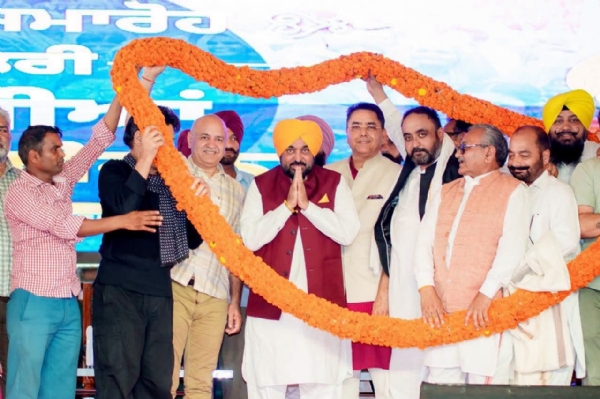 ਪਠਾਨਕੋਟ ਵਿਖੇ ਕਰਵਾਏ ਗਏ ਸਮਾਗਮ ਦੌਰਾਨ ਮੁੱਖ ਮੰਤਰੀ ਭਗਵੰਤ ਸਿੰਘ ਮਾਨ, ਸੀਨੀਅਰ ਆਗੂ ਮਨੀਸ਼ ਸਿਸੋਦੀਆ, ਕੈਬਨਿਟ ਮੰਤਰੀ ਅਮਨ ਅਰੋੜਾ ਤੇ ਹੋਰ।