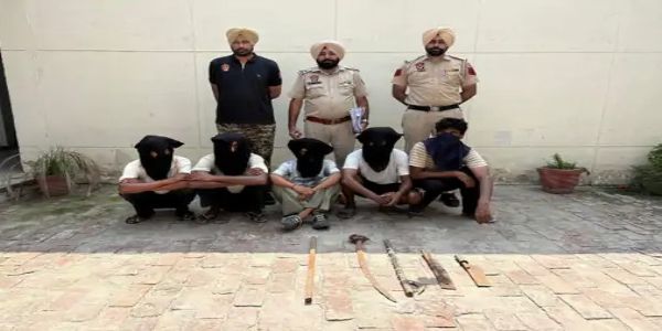 ਫਰੀਦਕੋਟ ਪੁਲਿਸ ਨੇ ਲੁੱਟ ਦੀ ਯੋਜਨਾ ਬਣਾ ਰਹੇ 5 ਨੌਜਵਾਨ ਕੀਤੇ ਕਾਬੂ, ਤੇਜ਼ਧਾਰ ਹਥਿਆਰ ਬਰਾਮਦ