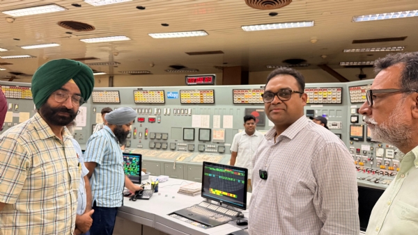 ਗੁਰੂ ਹਰਗੋਬਿੰਦ ਥਰਮਲ ਪਲਾਂਟ ਲਹਿਰਾ ਮੁਹੱਬਤ ਦਾ ਦੌਰਾ ਕਰਦੇ ਹੋਏ ਪੀਐਸਪੀਸੀਐਲ ਤੇ ਪੀਐਸਟੀਸੀਐਲ ਦੇ ਸੀਐਮਡੀ ਕਮ ਮੈਨੇਜਿੰਗ ਡਾਇਰੈਕਟਰ ਡਾ. ਬਸੰਤ ਗਰਗ।