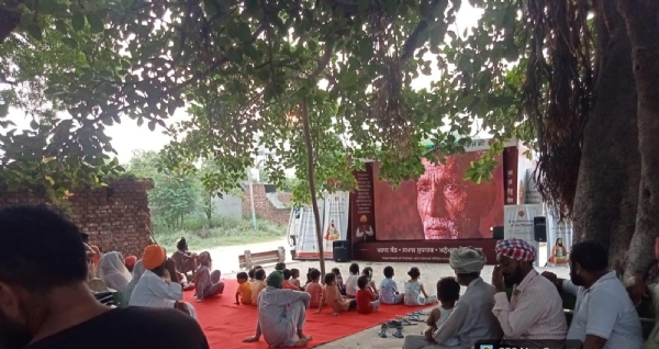 ਸ੍ਰੀ ਗੁਰੂ ਰਵਿਦਾਸ ਜੀ ਦੀ ਵਿਸ਼ੇਸ਼ ਦਸਤਾਵੇਜ਼ੀ ਦੇਖਦੇ ਹੋਏ ਪਿੰਡਾ ਵਾਸੀ।