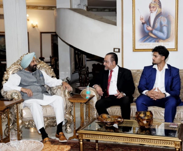 ਕੇਵਲ ਸਿੰਘ ਢਿੱਲੋਂ ਨਾਲ ਮੁਲਾਕਾਤ ਕਰਦੇ ਹੋਏ ਮਲੇਸ਼ੀਆ ਦੇ ਪੇਨਾਂਗ ਤੋਂ ਡਿਪਟੀ ਸੀ.ਐੱਮ. ਜਗਦੀਪ ਸਿੰਘ ਦਿਓ। ਕੇਵਲ ਸਿੰਘ ਢਿੱਲੋਂ ਨਾਲ ਮੁਲਾਕਾਤ ਕਰਦੇ ਹੋਏ ਮਲੇਸ਼ੀਆ ਦੇ ਪੇਨਾਂਗ ਤੋਂ ਡਿਪਟੀ ਸੀ.ਐੱਮ. ਜਗਦੀਪ ਸਿੰਘ ਦਿਓ।