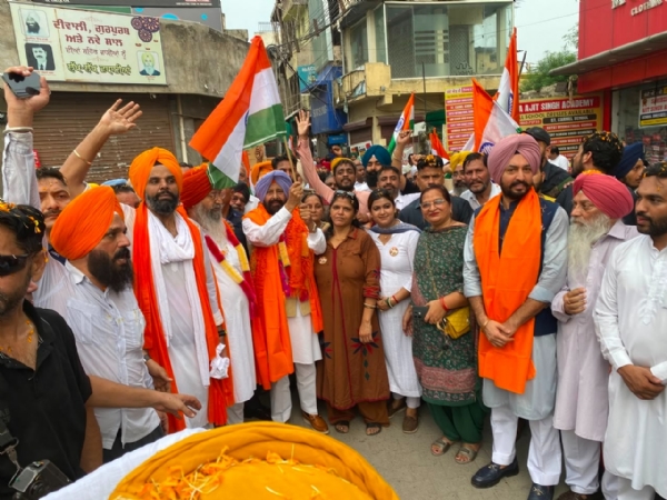 ਪ੍ਰਧਾਨ ਕੇਵਲ ਸਿੰਘ ਢਿੱਲੋਂ ਦੀ ਅਗਵਾਈ ਹੇਠ ਰੋਪੜ ਵਿਖੇ ਤਿਰੰਗਾ ਯਾਤਰਾ ਕੱਢਦੇ ਹੋਰ ਵਰਕਰ ਤੇ ਹੋਰ।