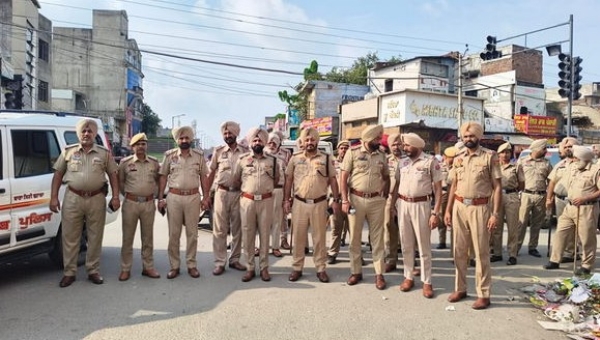 ਸ਼ਹਿਰ ਵਿੱਚ ਫਲੈਗ ਮਾਰਚ ਕੱਢਦੇ ਹੋਏ ਬਟਾਲਾ ਪੁਲਿਸ ਮੁਲਾਜ਼ਮ। ਸ਼ਹਿਰ ਵਿੱਚ ਫਲੈਗ ਮਾਰਚ ਕੱਢਦੇ ਹੋਏ ਬਟਾਲਾ ਪੁਲਿਸ ਮੁਲਾਜ਼ਮ।