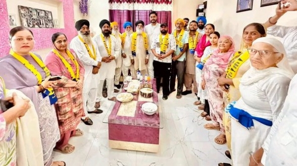ਵਿਧਾਇਕ ਅਮਨਸ਼ੇਰ ਸਿੰਘ ਸ਼ੈਰੀ ਕਲਸੀ ਦੀ ਅਗਵਾਈ ’ਚ ਆਪ ’ਚ ਸ਼ਾਮਲ ਹੁੰਦੇ ਹੋਏ ਅਕਾਲੀ ਦਲ ਦੇ ਪਰਿਵਾਰ।