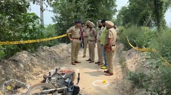 ਮੁਕਾਬਲੇ ਵਾਲੀ ਥਾਂ ’ਤੇ ਜਾਂਚ ਕਰਦੇ ਹੋਏ ਪੁਲਿਸ ਅਧਿਕਾਰੀ। ਮੁਕਾਬਲੇ ਵਾਲੀ ਥਾਂ ’ਤੇ ਜਾਂਚ ਕਰਦੇ ਹੋਏ ਪੁਲਿਸ ਅਧਿਕਾਰੀ।
