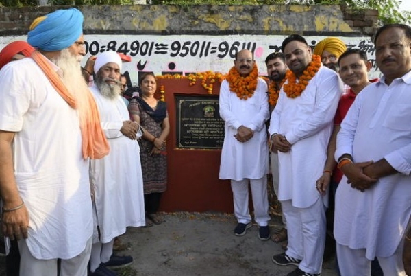 ਵਿਕਾਸ ਕਾਰਜਾਂ ਦਾ ਨੀਂਹ ਪੱਥਰ ਰੱਖਦੇ ਹੋਏ ਮੰਤਰੀ ਮੋਹਿੰਦਰ ਭਗਤ।