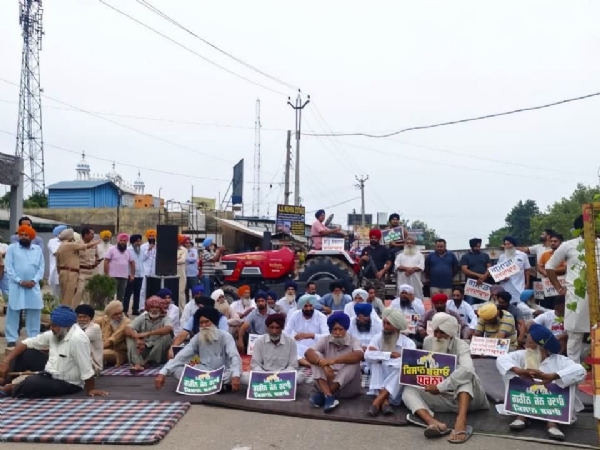 ਚੰਡੀਗੜ੍ਹ-ਕੁਰਾਲੀ ਰੋਡ ਜਾਮ ਕਰਕੇ ਰੋਸ ਪ੍ਰਦਰਸ਼ਨ ਕਰਦੇ ਹੋਏ ਕਿਸਾਨ। ਚੰਡੀਗੜ੍ਹ-ਕੁਰਾਲੀ ਰੋਡ ਜਾਮ ਕਰਕੇ ਰੋਸ ਪ੍ਰਦਰਸ਼ਨ ਕਰਦੇ ਹੋਏ ਕਿਸਾਨ।