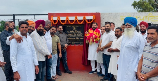 ਸੜਕ ਦੇ ਨਵੀਨੀਕਰਨ ਦਾ ਨੀਂਹ ਪੱਥਰ ਰੱਖਦੇ ਹੋਏ ਵਿਧਾਇਕ ਨਰਿੰਦਰਪਾਲ ਸਿੰਘ ਸਵਨਾ। ਸੜਕ ਦੇ ਨਵੀਨੀਕਰਨ ਦਾ ਨੀਂਹ ਪੱਥਰ ਰੱਖਦੇ ਹੋਏ ਵਿਧਾਇਕ ਨਰਿੰਦਰਪਾਲ ਸਿੰਘ ਸਵਨਾ।