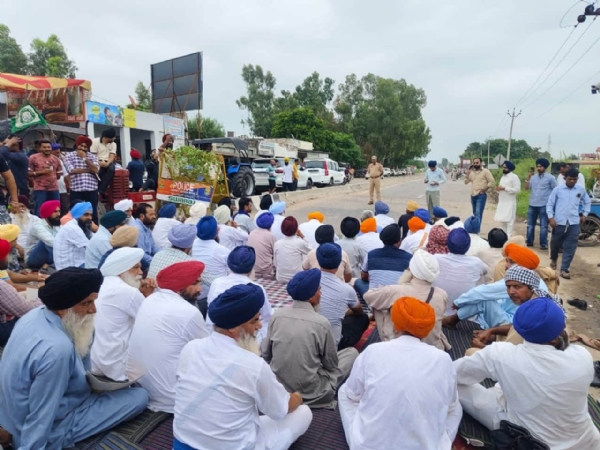ਚੰਡੀਗੜ੍ਹ-ਕੁਰਾਲੀ ਰੋਡ ਜਾਮ ਕਰਕੇ ਰੋਸ ਪ੍ਰਦਰਸ਼ਨ ਕਰਦੇ ਹੋਏ ਕਿਸਾਨ। ਚੰਡੀਗੜ੍ਹ-ਕੁਰਾਲੀ ਰੋਡ ਜਾਮ ਕਰਕੇ ਰੋਸ ਪ੍ਰਦਰਸ਼ਨ ਕਰਦੇ ਹੋਏ ਕਿਸਾਨ।