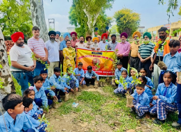 ਵਿਦਿਆਰਥੀਆਂ ਨੂੰ ਸੀਨੀਅਰ ਸਿਟੀਜਨ ਵੈਲਫੇਅਰ ਫੋਰਮ ਬੂਟੇ ਵੰਡਦੇ ਹੋਏ।