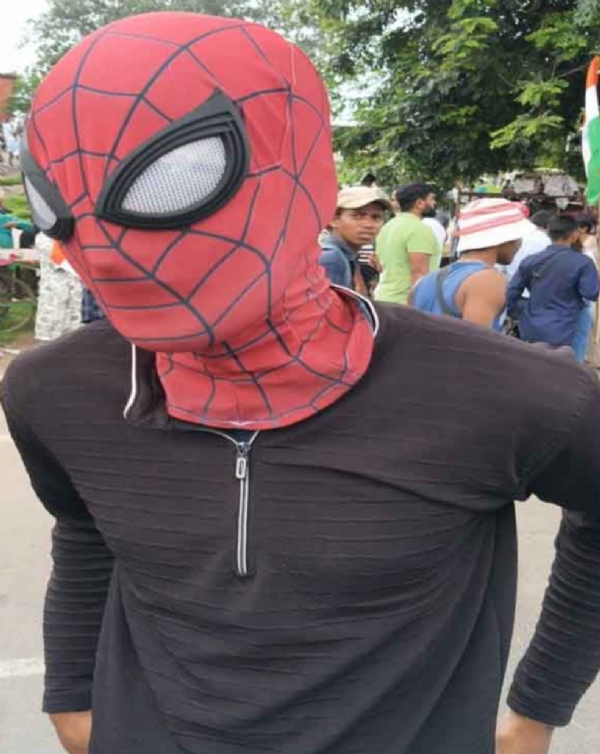 ਸਪਾਈਡਰਮੈਨ ਦੇ ਰੂਪ ਵਿੱਚ ਵਿਦਿਆਰਥੀ।
