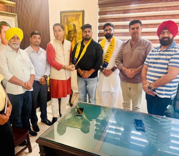 ਆਪ ਦੇ ਪੰਜਾਬ ਪ੍ਰਧਾਨ ਅਮਨ ਅਰੋੜਾ ਅੰਸ਼ੁਮਨ ਕਾਲੀਆ ਨੂੰ ਪਾਰਟੀ ’ਚ ਸ਼ਾਮਲ ਕਰਦੇ ਹੋਏ। ਆਪ ਦੇ ਪੰਜਾਬ ਪ੍ਰਧਾਨ ਅਮਨ ਅਰੋੜਾ ਅੰਸ਼ੁਮਨ ਕਾਲੀਆ ਨੂੰ ਪਾਰਟੀ ’ਚ ਸ਼ਾਮਲ ਕਰਦੇ ਹੋਏ।