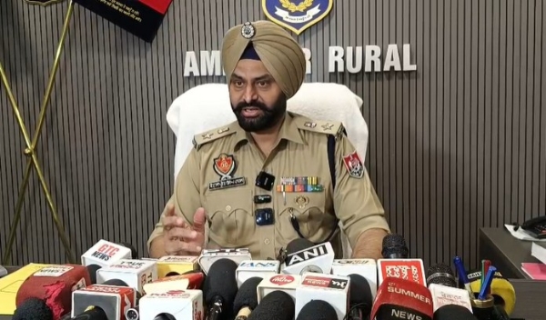 ਐੱਸਐੱਸਪੀ ਅੰਮ੍ਰਿਤਸਰ ਕੰਵਲਪ੍ਰੀਤ ਸਿੰਘ ਚਾਹਲ ਜਾਣਕਾਰੀ ਦਿੰਦੇ ਹੋਏ। ਐੱਸਐੱਸਪੀ ਅੰਮ੍ਰਿਤਸਰ ਕੰਵਲਪ੍ਰੀਤ ਸਿੰਘ ਚਾਹਲ ਜਾਣਕਾਰੀ ਦਿੰਦੇ ਹੋਏ।
