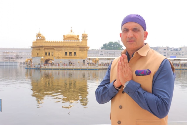 ਸ੍ਰੀ ਦਰਬਾਰ ਸਾਹਿਬ ਵਿਖੇ ਮੱਥਾ ਟੇਕਦੇ ਹੋਏ ਰਾਜ ਸੂਚਨਾ ਕਮਿਸ਼ਨਰ ਹਰਪ੍ਰੀਤ ਸੰਧੂ।