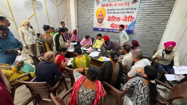 ਲੋਕਾਂ ਦੀ ਸਹੂਲਤ ਲਈ ਲਗਾਏ ਵਿਸ਼ੇਸ਼ ਕੈਂਪ ਦੌਰਾਨ ਫਾਰਮ ਭਰਦੇ ਹੋਏ ਲੋਕ। ਲੋਕਾਂ ਦੀ ਸਹੂਲਤ ਲਈ ਲਗਾਏ ਵਿਸ਼ੇਸ਼ ਕੈਂਪ ਦੌਰਾਨ ਫਾਰਮ ਭਰਦੇ ਹੋਏ ਲੋਕ।