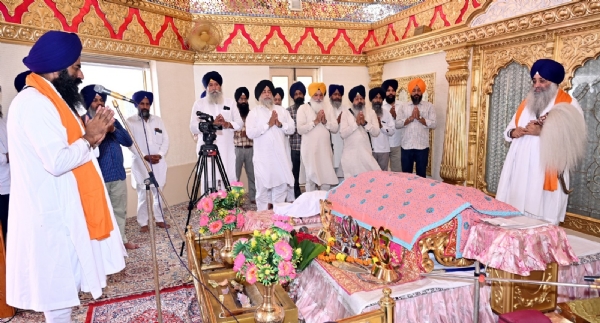 ਅਰਦਾਸ ਕਰਦੇ ਹੋਏ ਭਾਈ ਪ੍ਰੇਮ ਸਿੰਘ ਤੇ ਹਾਜ਼ਰ ਸੰਗਤ।