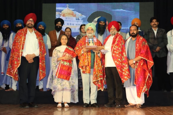ਦਿੱਲੀ ਦੇ ਲੈਫਟੀਨੈਂਟ ਗਵਰਨਰ ਤਰਨਜੀਤ ਸਿੰਘ ਸੰਧੂ ਦਾ ਸਨਮਾਨ ਕਰਦੇ ਹੋਏ ਪ੍ਰਬੰਧਕ।