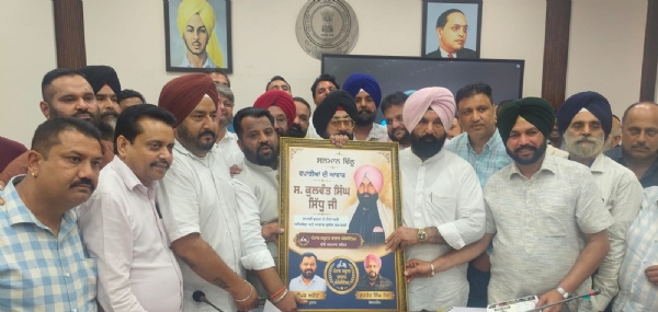 ਪੰਜਾਬ ਸਕੂਟਰ ਬਾਜ਼ਾਰ ਐਸੋਸੀਏਸ਼ਨ ਦੇ ਮੈਂਬਰ ਵਿਧਾਇਕ ਕੁਲਵੰਤ ਸਿੰਘ ਸਿੱਧੂ ਦਾ ਸਨਮਾਨ ਕਰਦੇ ਹੋਏ।