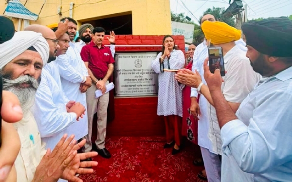 ਵਿਧਾਇਕ ਅਨਮੋਲ ਗਗਨ ਮਾਨ ਨਿਰਮਾਣ ਕਾਰਜ ਦਾ ਨੀਂਹ ਪੱਥਰ ਰੱਖਦੇ ਹੋਏ। ਵਿਧਾਇਕ ਅਨਮੋਲ ਗਗਨ ਮਾਨ ਨਿਰਮਾਣ ਕਾਰਜ ਦਾ ਨੀਂਹ ਪੱਥਰ ਰੱਖਦੇ ਹੋਏ।