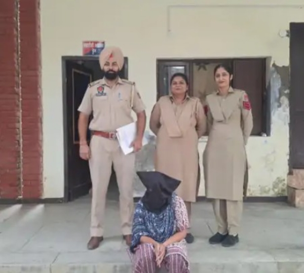 ਪੁਲਿਸ ਹਿਰਾਸਤ ’ਚ ਮੁਲਜ਼ਮ ਔਰਤ।