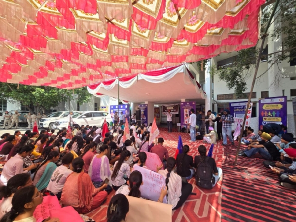 ਪੰਜਾਬੀ ਯੂਨੀਵਰਸਿਟੀ ਪਟਿਆਲਾ ਵਿੱਚ ਫੀਸ ਵਾਧੇ ਖ਼ਿਲਾਫ਼ ਪ੍ਰਦਰਸ਼ਨ ਕਰਦੇ ਹੋਏ ਵਿਦਿਆਰਥੀ। ਪੰਜਾਬੀ ਯੂਨੀਵਰਸਿਟੀ ਪਟਿਆਲਾ ਵਿੱਚ ਫੀਸ ਵਾਧੇ ਖ਼ਿਲਾਫ਼ ਪ੍ਰਦਰਸ਼ਨ ਕਰਦੇ ਹੋਏ ਵਿਦਿਆਰਥੀ।