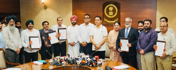 ਸੱਤ ਏਜੰਸੀਆਂ ਨੂੰ ਵਰਕ ਆਰਡਰ ਸੌਂਪਣ ਤੋਂ ਬਾਅਦ ਜਾਣਕਾਰੀ ਦਿੰਦੇ ਹੋਏ ਮੰਤਰੀ ਅਮਨ ਅਰੋੜਾ। ਸੱਤ ਏਜੰਸੀਆਂ ਨੂੰ ਵਰਕ ਆਰਡਰ ਸੌਂਪਣ ਤੋਂ ਬਾਅਦ ਜਾਣਕਾਰੀ ਦਿੰਦੇ ਹੋਏ ਮੰਤਰੀ ਅਮਨ ਅਰੋੜਾ।