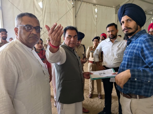 ਐਮਪੀ ਡਾ. ਰਾਜ ਕੁਮਾਰ ਚੱਬੇਵਾਲ, ਡੀ.ਸੀ. ਅਕਾਸ਼ ਬਾਂਸਲ ਅਤੇ ਐਸਐਸਪੀ ਗੌਰਵ ਤੂਰਾ ਤਿਆਰੀਆਂ ਦਾ ਜਾਇਜ਼ਾ ਲੈਂਦੇ ਹੋਏ।