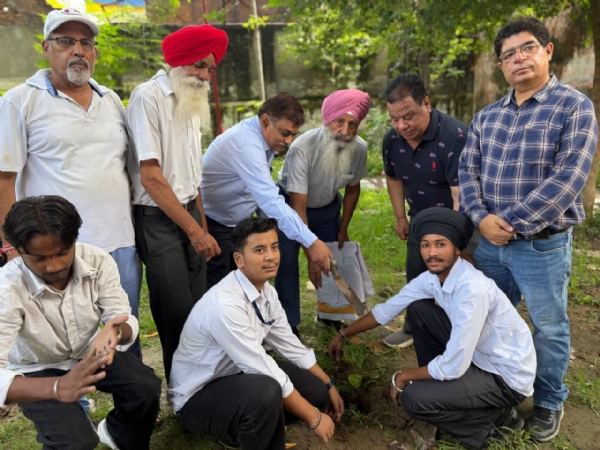 ਬੂਟੇ ਲਗਾਉਂਦੇ ਹੋਏ ਨੌਜਵਾਨ।