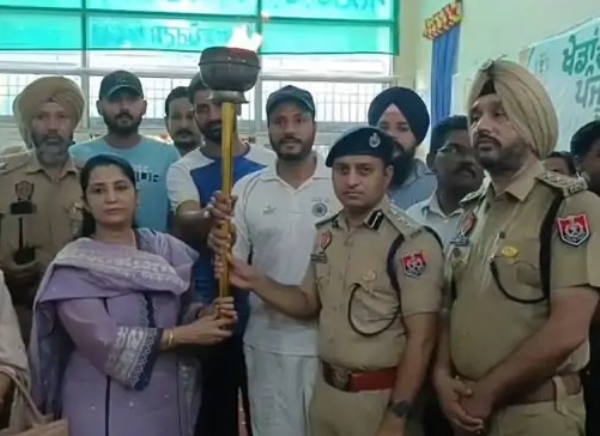 ‘ਖੇਡਾਂ ਵਤਨ ਪੰਜਾਬ ਦੀਆਂ’ ਸੀਜ਼ਨ-4 ਦੀ ਮਸ਼ਾਲ ਮਾਨਸਾ ਪਹੁੰਚਣ ’ਤੇ ਸਵਾਗਤ ਕਰਦੇ ਹੋਏ ਡੀ.ਸੀ. ਮਾਨਸਾ। ‘ਖੇਡਾਂ ਵਤਨ ਪੰਜਾਬ ਦੀਆਂ’ ਸੀਜ਼ਨ-4 ਦੀ ਮਸ਼ਾਲ ਮਾਨਸਾ ਪਹੁੰਚਣ ’ਤੇ ਸਵਾਗਤ ਕਰਦੇ ਹੋਏ ਡੀ.ਸੀ. ਮਾਨਸਾ।