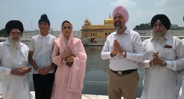 ਬਰਤਾਨੀਆ ਦੇ ਸਿੱਖ ਸੰਸਦ ਮੈਂਬਰ ਅਤੇ ਡਿਫੈਂਸ ਕਮੇਟੀ ਦੇ ਚੇਅਰਮੈਨ ਤਨਮਨਜੀਤ ਸਿੰਘ ਢੇਸੀ ਪਰਿਵਾਰ ਸਮੇਤ ਸ੍ਰੀ ਦਰਬਾਰ ਨਤਮਸਤਕ ਹੁੰਦੇ ਹੋਏ। ਬਰਤਾਨੀਆ ਦੇ ਸਿੱਖ ਸੰਸਦ ਮੈਂਬਰ ਅਤੇ ਡਿਫੈਂਸ ਕਮੇਟੀ ਦੇ ਚੇਅਰਮੈਨ ਤਨਮਨਜੀਤ ਸਿੰਘ ਢੇਸੀ ਪਰਿਵਾਰ ਸਮੇਤ ਸ੍ਰੀ ਦਰਬਾਰ ਨਤਮਸਤਕ ਹੁੰਦੇ ਹੋਏ।
