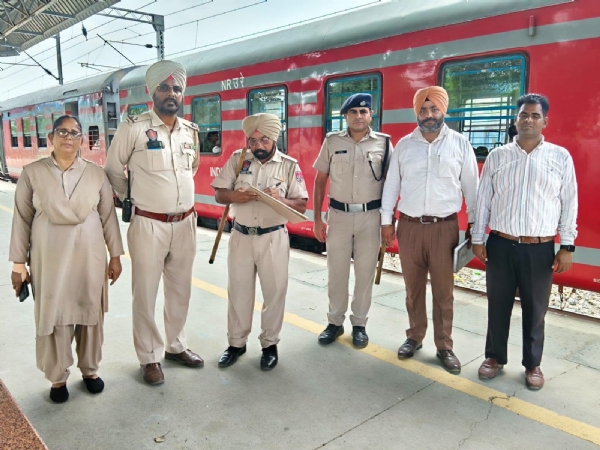 ਜ਼ਿਲ੍ਹਾ ਬਾਲ ਸੁਰੱਖਿਆ ਯੂਨਿਟ ਦੀ ਟੀਮ ਤੇ ਪੁਲਿਸ ਮੁਲਾਜਮ ਚੈਕਿੰਗ ਕਰਦੇ ਹੋਏ। ਜ਼ਿਲ੍ਹਾ ਬਾਲ ਸੁਰੱਖਿਆ ਯੂਨਿਟ ਦੀ ਟੀਮ ਤੇ ਪੁਲਿਸ ਮੁਲਾਜਮ ਚੈਕਿੰਗ ਕਰਦੇ ਹੋਏ।