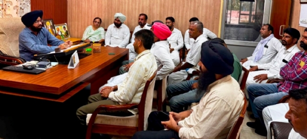 ਮੁੱਖ ਖੇਤੀਬਾੜੀ ਅਫ਼ਸਰ ਡਾ. ਕੁਲਵੰਤ ਸਿੰਘ ਬੇਲਰ ਮਾਲਕਾ ਨਾਲ ਮੀਟਿੰਗ ਕਰਦੇ ਹੋਏ। ਮੁੱਖ ਖੇਤੀਬਾੜੀ ਅਫ਼ਸਰ ਡਾ. ਕੁਲਵੰਤ ਸਿੰਘ ਬੇਲਰ ਮਾਲਕਾ ਨਾਲ ਮੀਟਿੰਗ ਕਰਦੇ ਹੋਏ।
