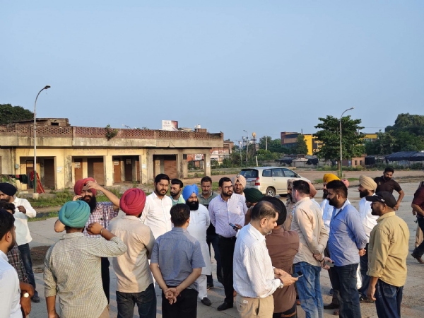 ਡਿਪਟੀ ਕਮਿਸ਼ਨਰ ਅੰਮ੍ਰਿਤਸਰ ਦਲਵਿੰਦਰਜੀਤ ਸਿੰਘ ਤਿਆਰੀਆਂ ਦਾ ਜਾਇਜਾ ਲੈਂਦੇ ਹੋਏ। ਡਿਪਟੀ ਕਮਿਸ਼ਨਰ ਅੰਮ੍ਰਿਤਸਰ ਦਲਵਿੰਦਰਜੀਤ ਸਿੰਘ ਤਿਆਰੀਆਂ ਦਾ ਜਾਇਜਾ ਲੈਂਦੇ ਹੋਏ।
