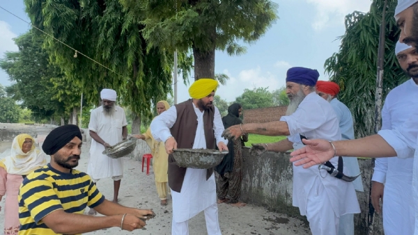 ਸੇਵਾ ਕਰਦੇ ਹੋਏ ਮੰਤਰੀ ਹਰਭਜਨ ਸਿੰਘ ਈ.ਟੀ.ਓ.।