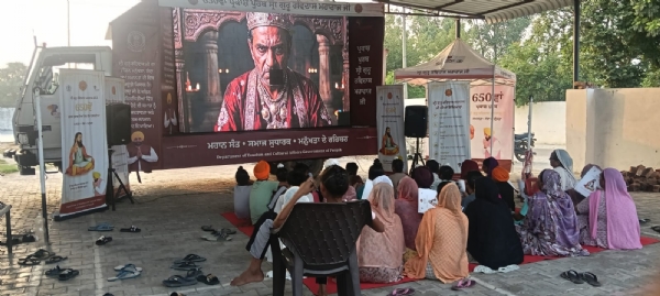 ਸ੍ਰੀ ਗੁਰੂ ਰਵਿਦਾਸ ਜੀ ਦੀ ਵਿਸ਼ੇਸ਼ ਦਸਤਾਵੇਜ਼ੀ ਦੇਖਦੇ ਹੋਏ ਪਿੰਡ ਵਾਸੀ।