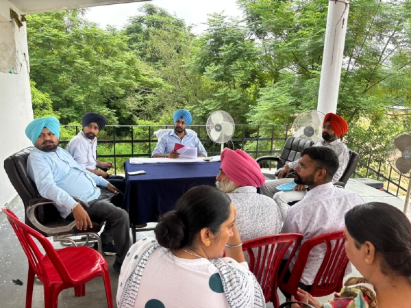 ਅਧਿਕਾਰੀਆਂ ਨਾਲ ਮੀਟਿੰਗ ਕਰਦੇ ਹੋਏ ਸਾਰੰਗਪ੍ਰੀਤ ਸਿੰਘ ਐੱਸ.ਡੀ.ਐਮ ਬਟਾਲਾ।