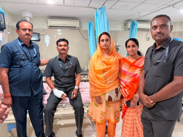 सांसद हरसिमरत कौर बादल महाराष्ट्र पुलिस की स्पेशल प्रोटेक्शन यूनिट के इंस्पेक्टर संतोष वैजनाथ केंद्रे का हाल पूछते हुए सांसद हरसिमरत कौर बादल महाराष्ट्र पुलिस की स्पेशल प्रोटेक्शन यूनिट के इंस्पेक्टर संतोष वैजनाथ केंद्रे का हाल पूछते हुए
