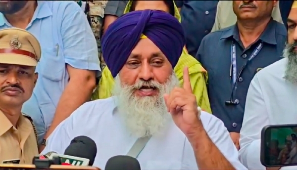 ਸ਼੍ਰੋਮਣੀ ਅਕਾਲੀ ਦਲ ਦੇ ਪ੍ਰਧਾਨ ਸੁਖਬੀਰ ਸਿੰਘ ਬਾਦਲ ਜਾਣਕਾਰੀ ਦਿੰਦੇ ਹੋਏ।