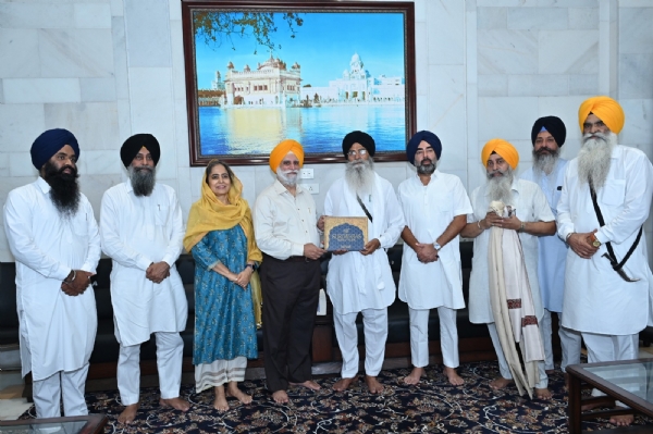 ਸ਼੍ਰੋਮਣੀ ਕਮੇਟੀ ਦੇ ਪ੍ਰਧਾਨ ਐਡਵੋਕੇਟ ਹਰਜਿੰਦਰ ਸਿੰਘ ਧਾਮੀ ਨੂੰ ਪੁਸਤਕ ਭੇਟ ਕਰਦੇ ਹੋਏ ਸਿੱਖ ਸਾਹਿਤਕਾਰ ਰੁਪਿੰਦਰ ਸਿੰਘ। ਸ਼੍ਰੋਮਣੀ ਕਮੇਟੀ ਦੇ ਪ੍ਰਧਾਨ ਐਡਵੋਕੇਟ ਹਰਜਿੰਦਰ ਸਿੰਘ ਧਾਮੀ ਨੂੰ ਪੁਸਤਕ ਭੇਟ ਕਰਦੇ ਹੋਏ ਸਿੱਖ ਸਾਹਿਤਕਾਰ ਰੁਪਿੰਦਰ ਸਿੰਘ।