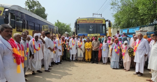 ਵਿਧਾਇਕ ਨਰਿੰਦਰਪਾਲ ਸਿੰਘ ਸਵਨਾ ਬੱਸਾਂ ਰਵਾਨਾ ਕਰਦੇ ਹੋਏ। ਵਿਧਾਇਕ ਨਰਿੰਦਰਪਾਲ ਸਿੰਘ ਸਵਨਾ ਬੱਸਾਂ ਰਵਾਨਾ ਕਰਦੇ ਹੋਏ।